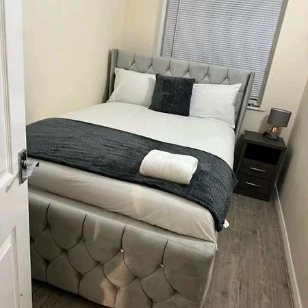 Lovely 2-Bed Apartment In Knowle ソリフル エクステリア 写真