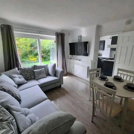 Lovely 2-Bed Apartment In Knowle ソリフル エクステリア 写真