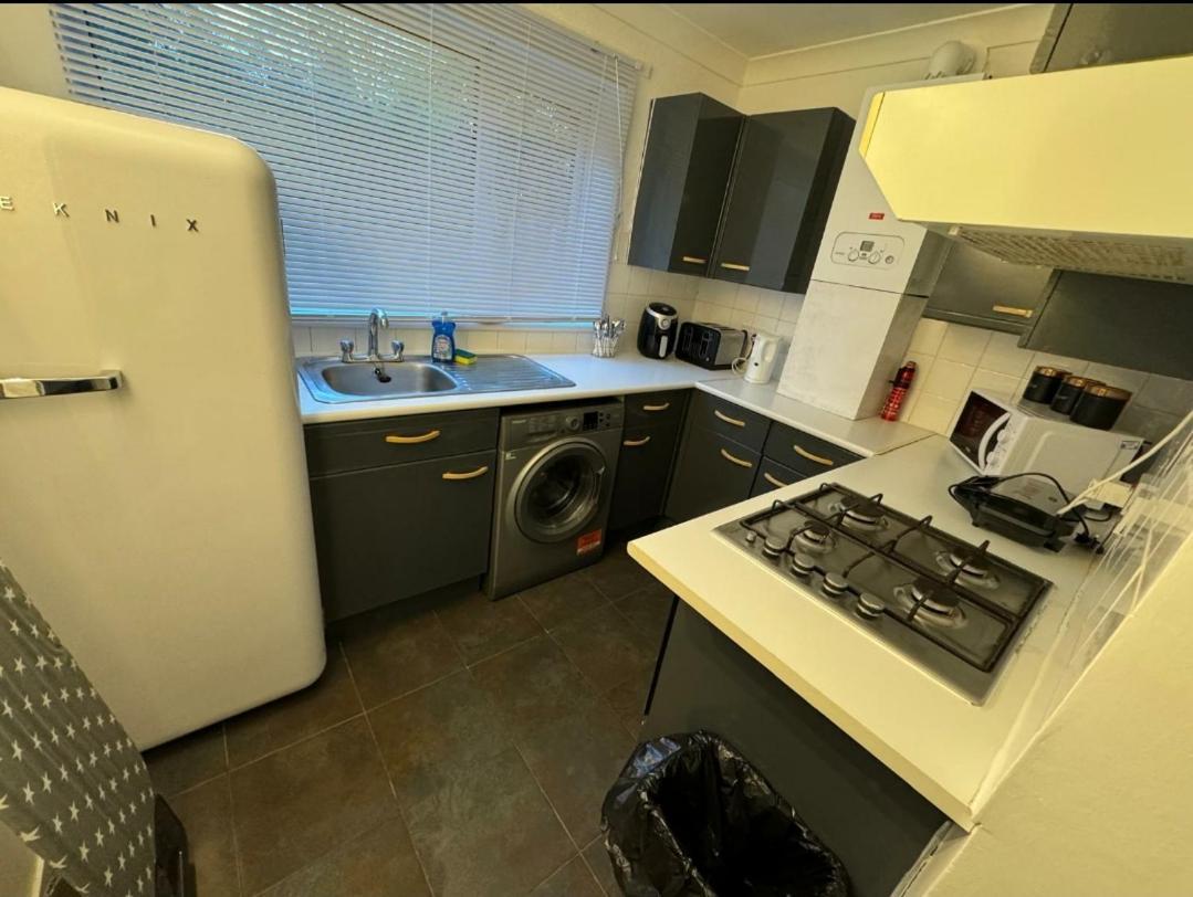 Lovely 2-Bed Apartment In Knowle ソリフル エクステリア 写真
