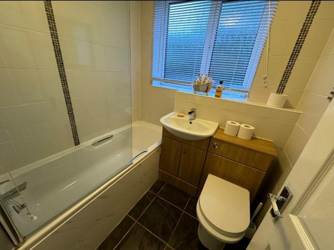 Lovely 2-Bed Apartment In Knowle ソリフル エクステリア 写真