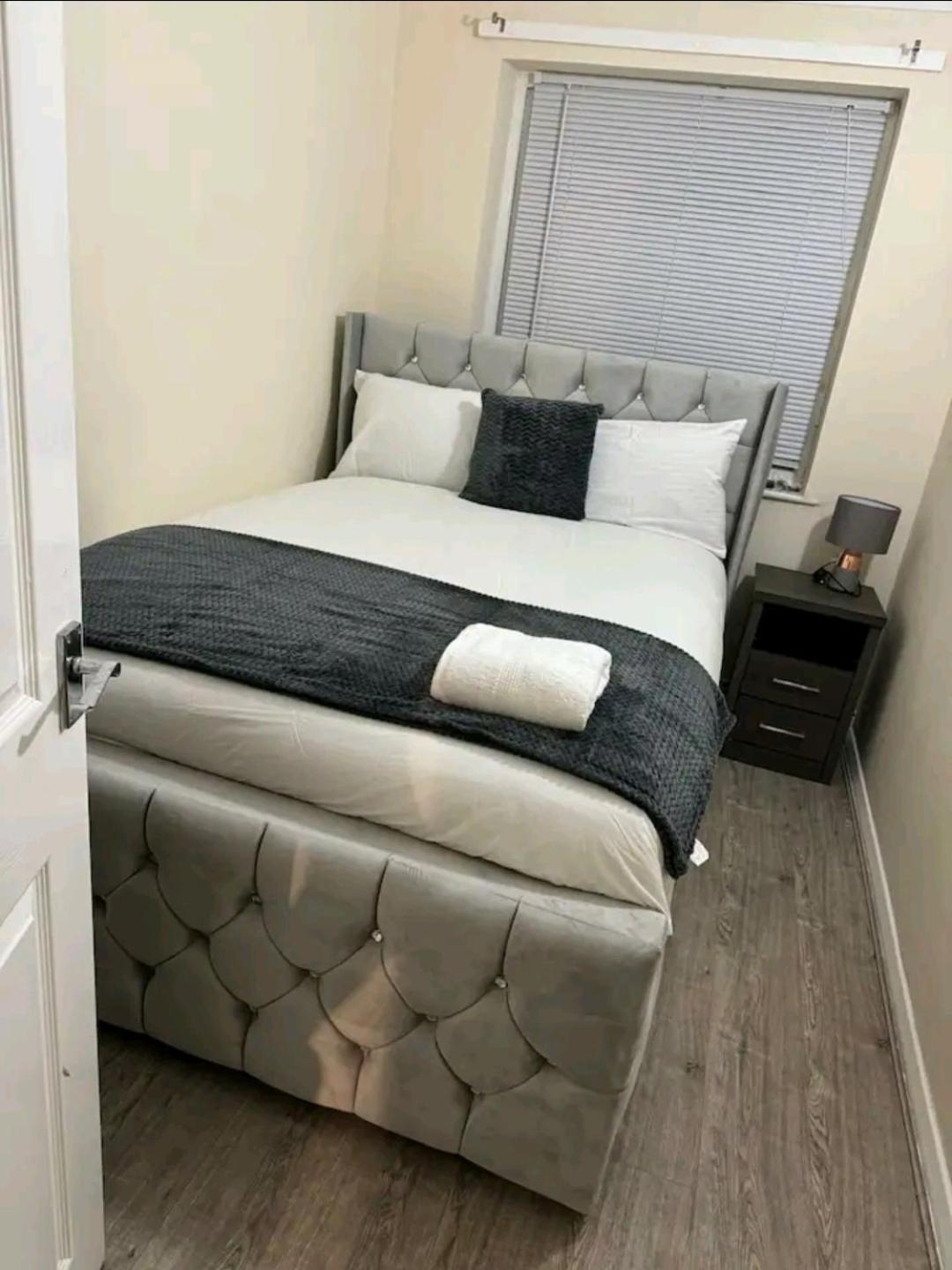 Lovely 2-Bed Apartment In Knowle ソリフル エクステリア 写真