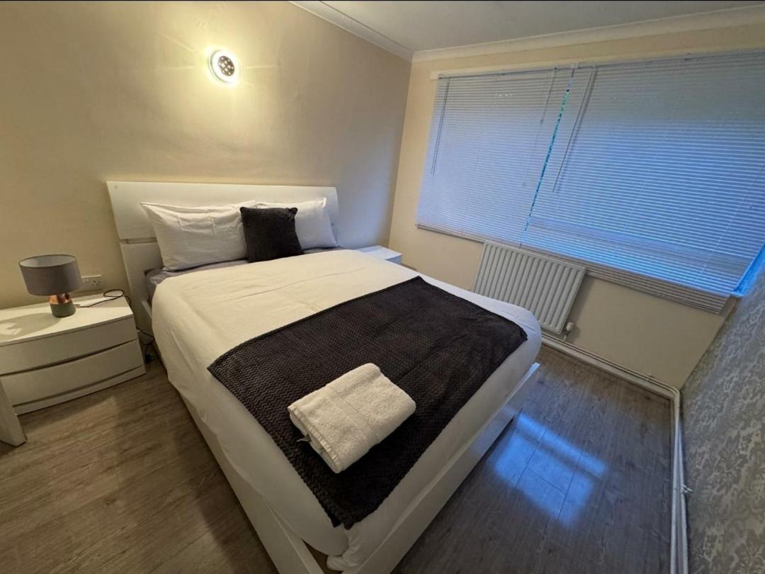 Lovely 2-Bed Apartment In Knowle ソリフル エクステリア 写真