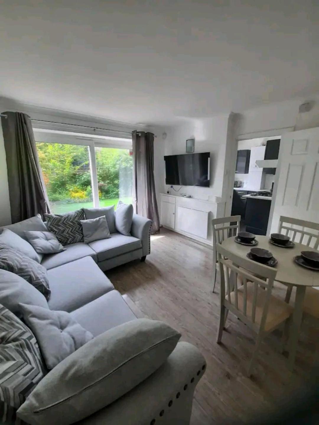 Lovely 2-Bed Apartment In Knowle ソリフル エクステリア 写真