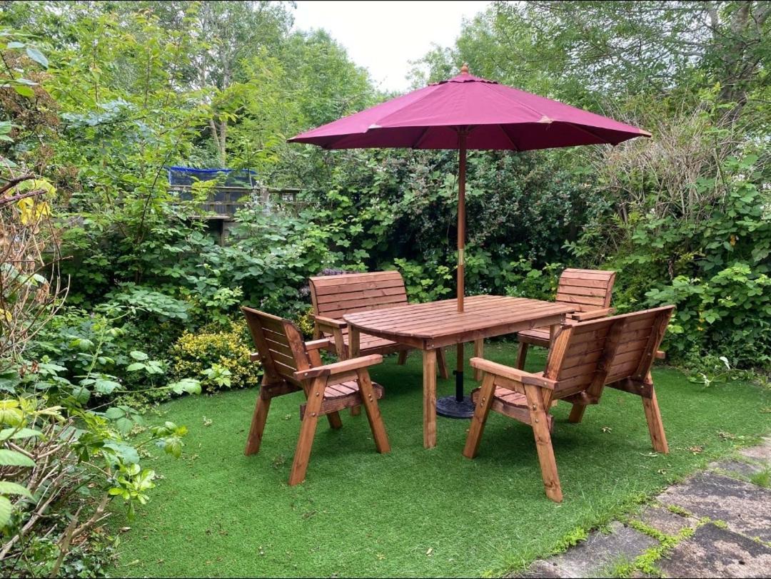 Lovely 2-Bed Apartment In Knowle ソリフル エクステリア 写真